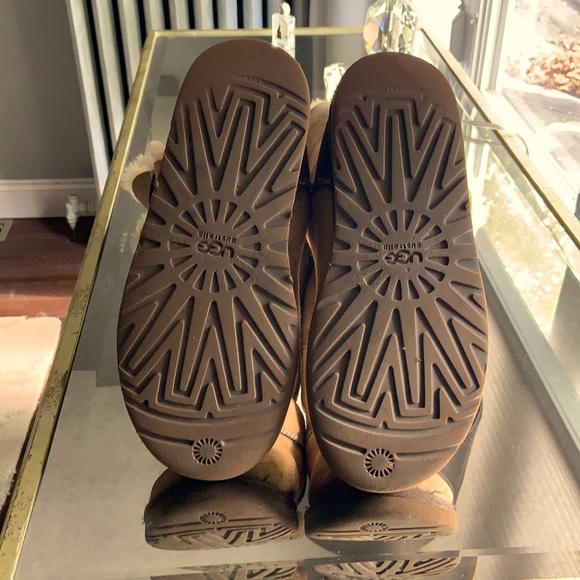 Ugg 3 button distressed bomber boot - Picture 4 of 7